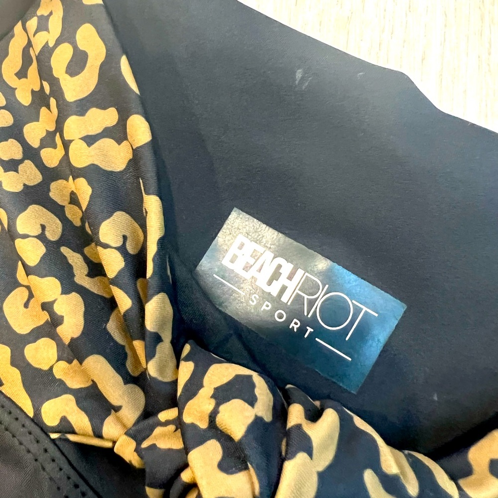 Beach Riot leopard Set. Top is a large. Bottoms medium. As Seen on Brook Burke